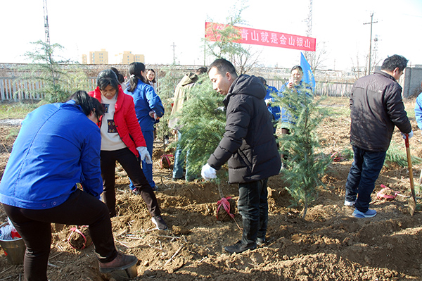 南阳二机集团组织开展植树活动