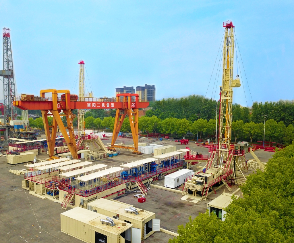 全球首台 4000米车装沙漠钻机在南阳问世